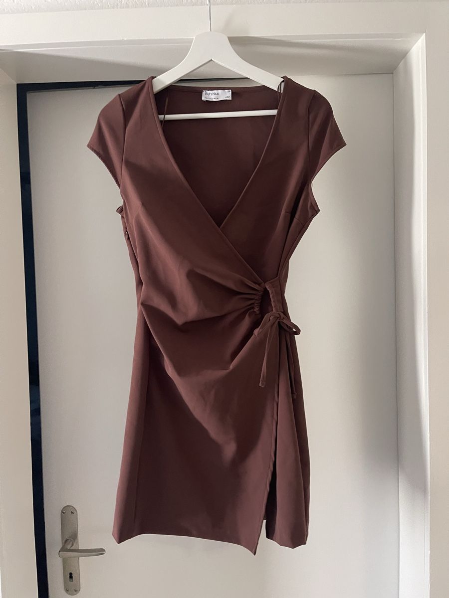 Bershka Vestiti: Kurzes Wickelkleid – Nuovo (secondo la descrizione) da Bern venduto da jeh0815