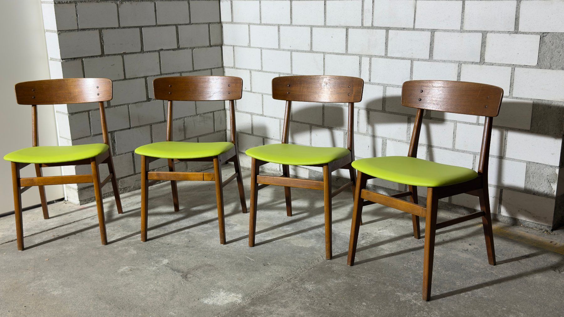 Sedie: Set aus vier Mid-Century-Modern-Esszimmerstühlen – Usato da Zürich venduto da Hedwig-steig 3