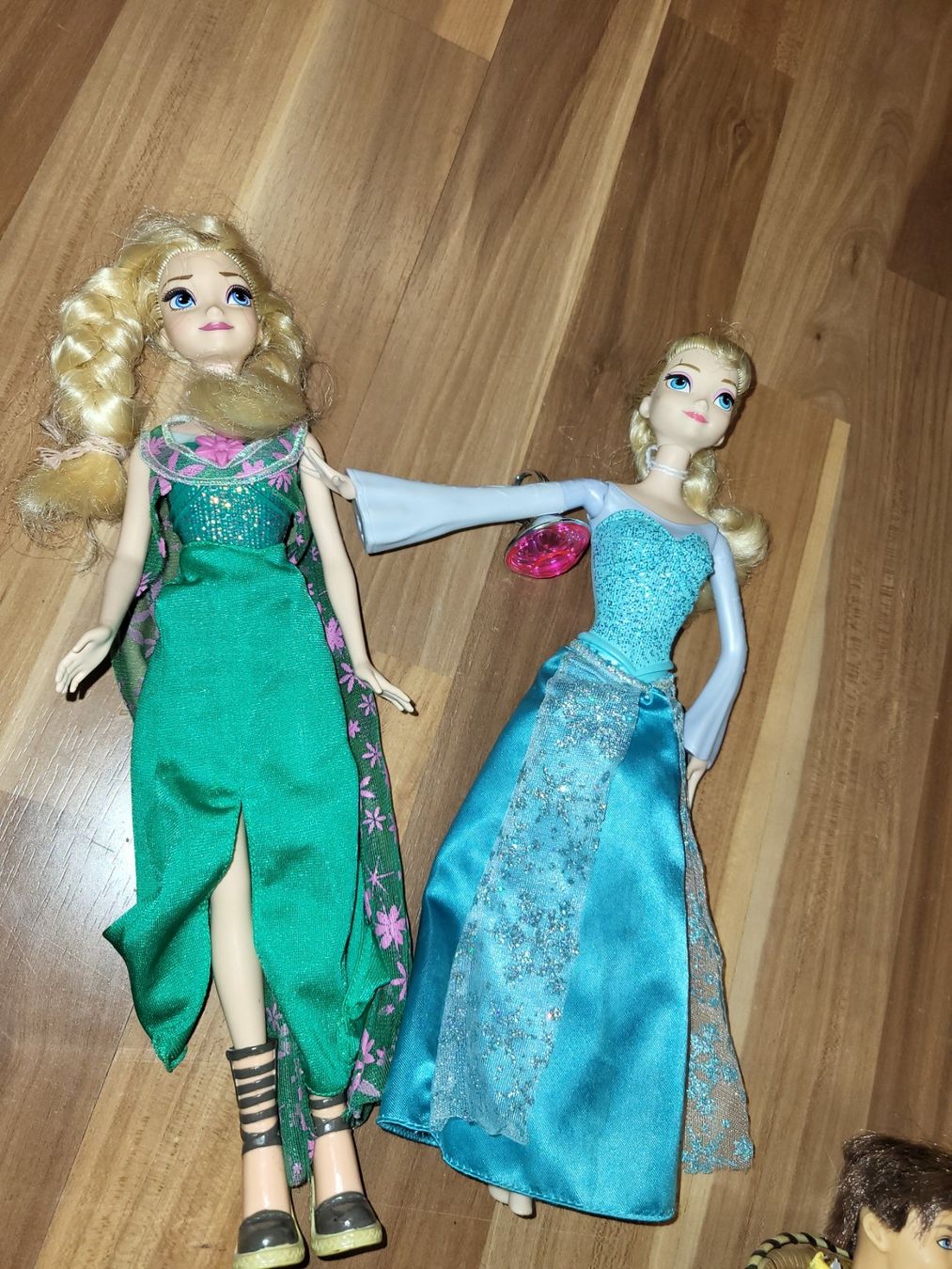 Puppen: 2 Barbiemänner oder 2 Eiskönigin oder Prinz mit Korbstuhl K6 – Gebraucht aus Schwarzenburg von flamingo1970 3