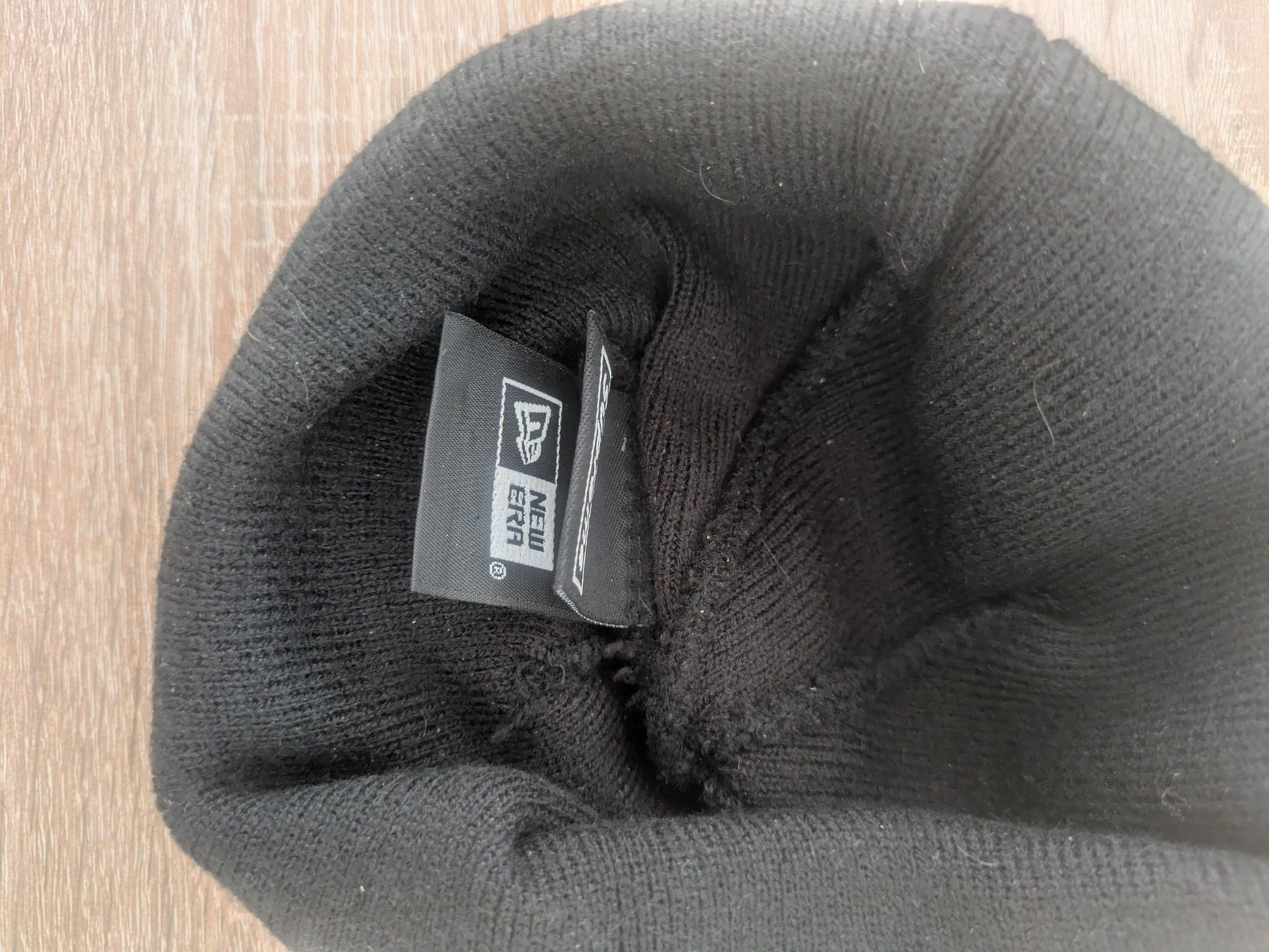 Supreme Copricapi, berretti & cappellini: Supreme New Era Black Beanie Hat Logo – Usato da Losone venduto da AlpineLayer 4