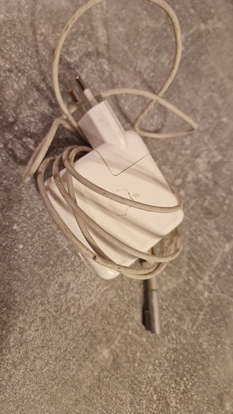 Apple Cavi: various original Apple cables, USB-C to USB adapter, Apple – Usato da Viganello venduto da valentina100 1