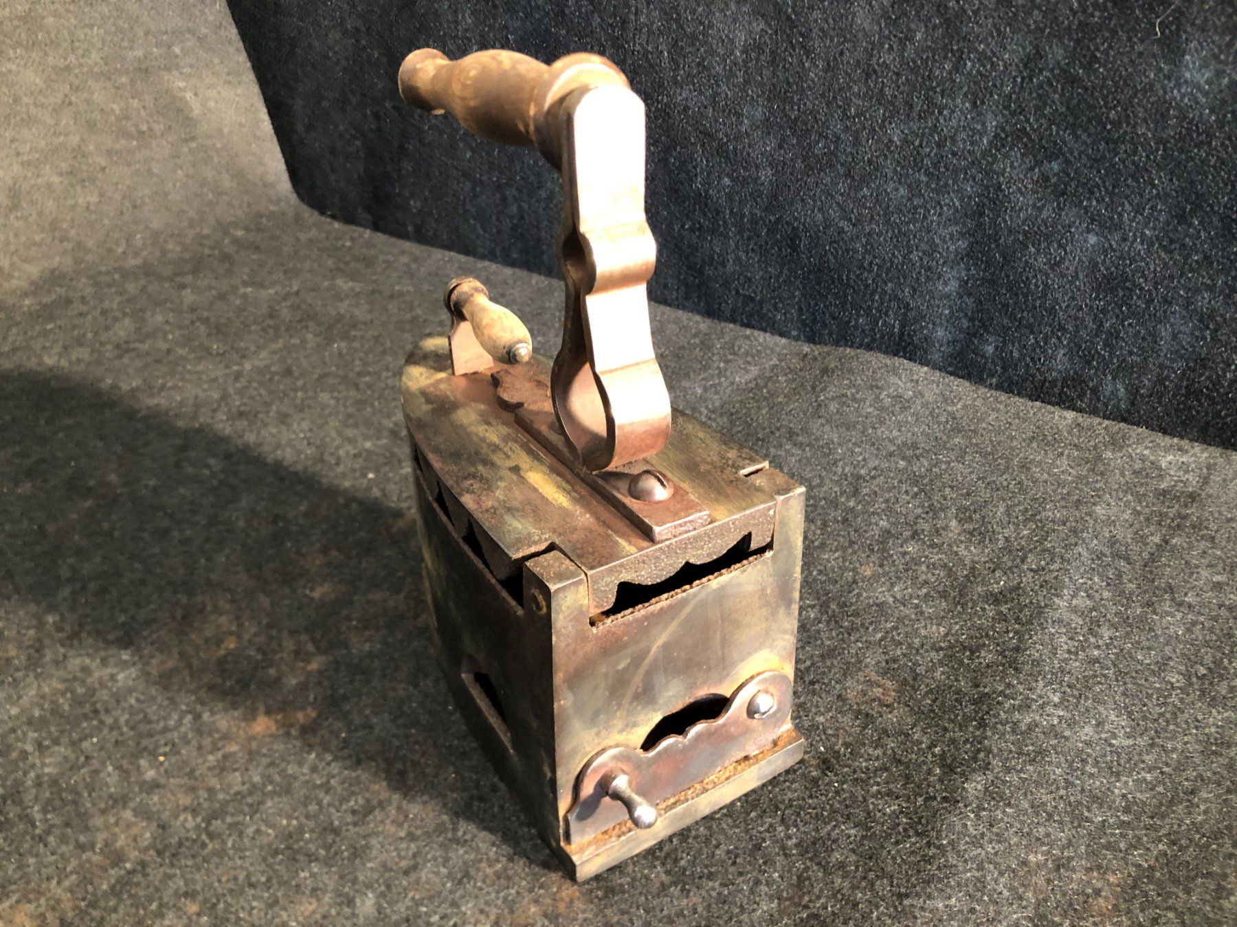 Bügeleisen: Ancien fer à repasser à charbon. – Gebraucht aus Saignelégier von Dubois_Vintage 2
