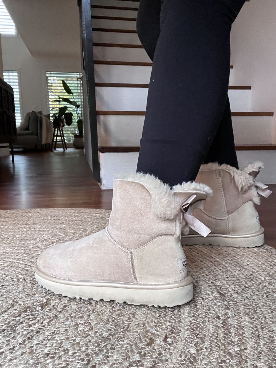 Ugg Damenschuhe: UGG Boots mini Bow Gr.38 – Gebraucht aus Auslikon von Jsa0 1