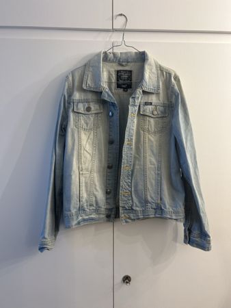 Light Wash Denim Jacket - Perfect for Spring & Summer 2024!