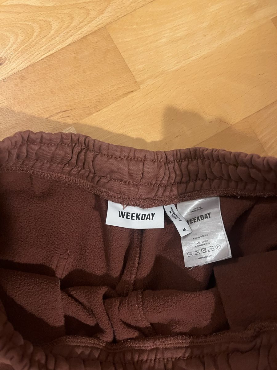 Weekday Pantaloni: Short Weekday marron taille M – Usato da Villars-Ste-Croix venduto da Maaaat 2