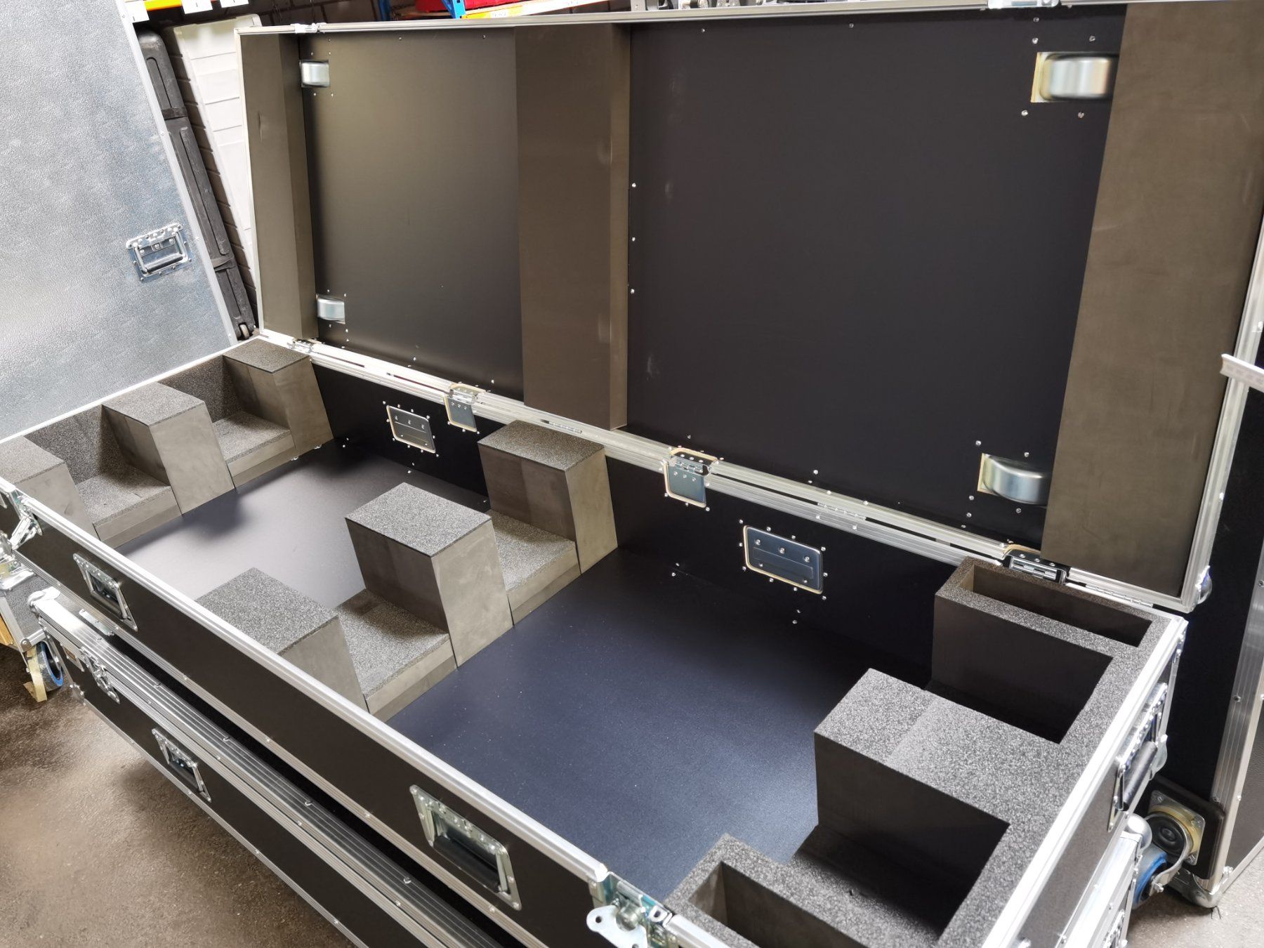 Altri accessori: Case 1885x630x270 – Nuovo (secondo la descrizione) da Aesch LU venduto da Cubic