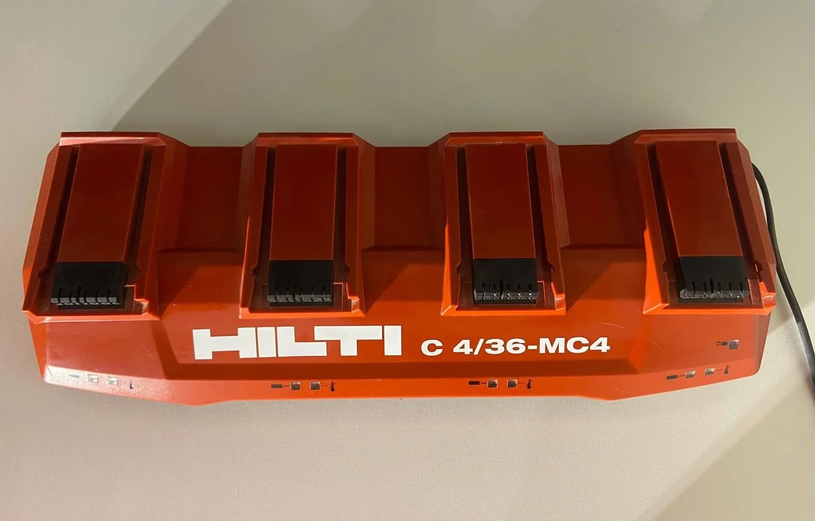 Hilti Caricatori & Batterie: Chargeur Multiple/Mehrfach-Ladegerät Hilti MC4 – Usato da Echallens venduto da ZeniniOutillage