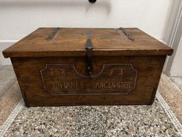 Antike Truhe mit Bemalung und Beschriftung (ca. 96x55x44cm)