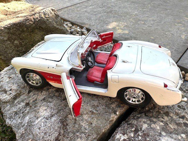 Bburago Voitures modèles: +  CHEVROLET  +            CORVETTE    1957 – D'occasion à Winkel par zeho
