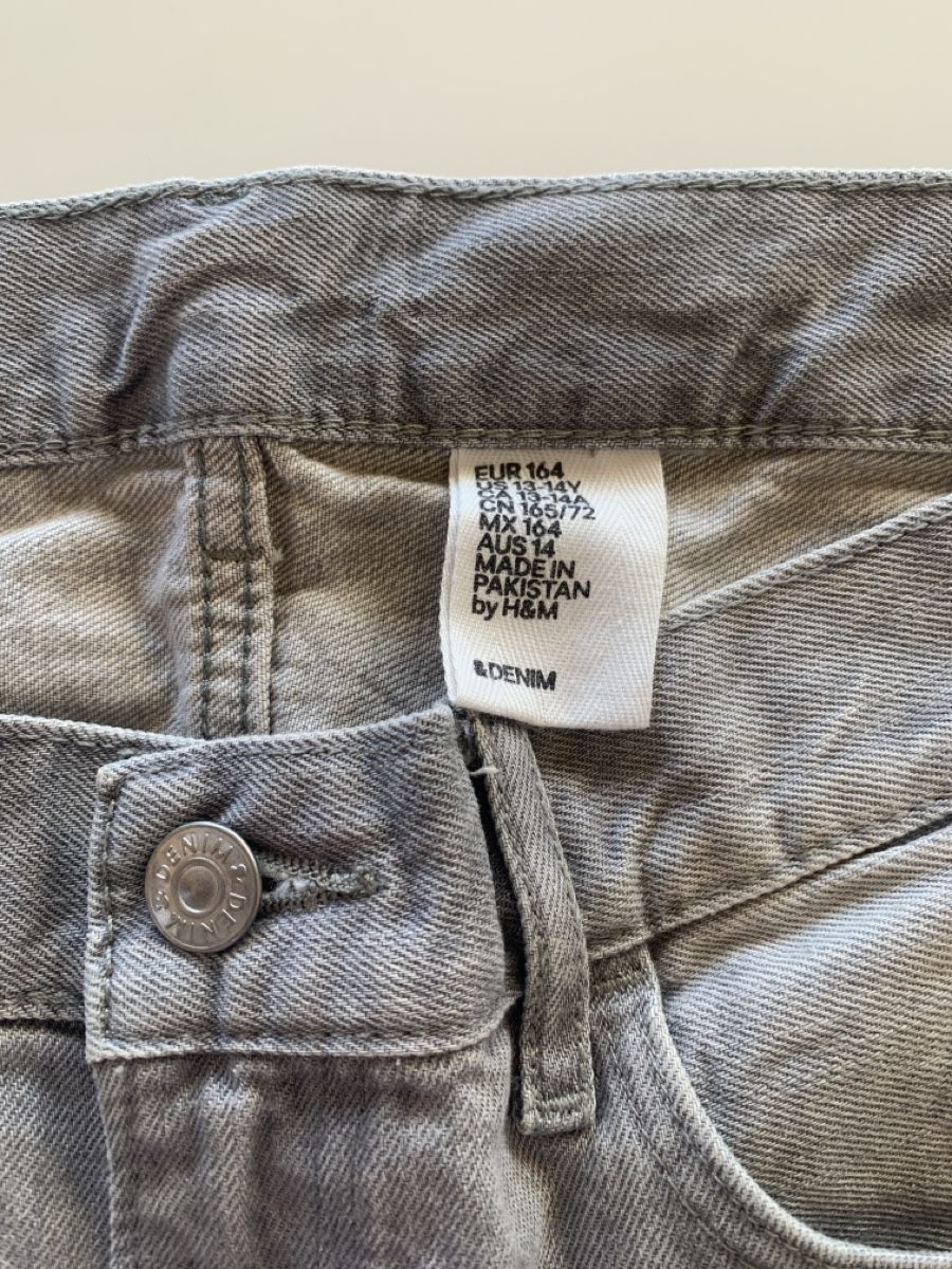 H&M Pantaloni: Denim Gray Shorts H&M – Usato da Chexbres venduto da doe_xns6 2