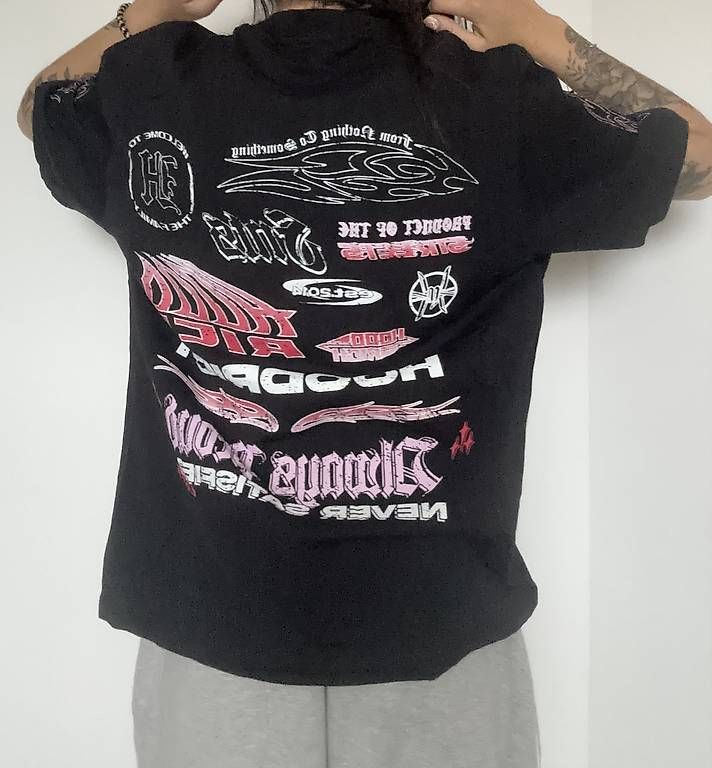 T-shirt: "Hoodrich" oversized black tee with print – Usato da Basel venduto da AnninaD97 2