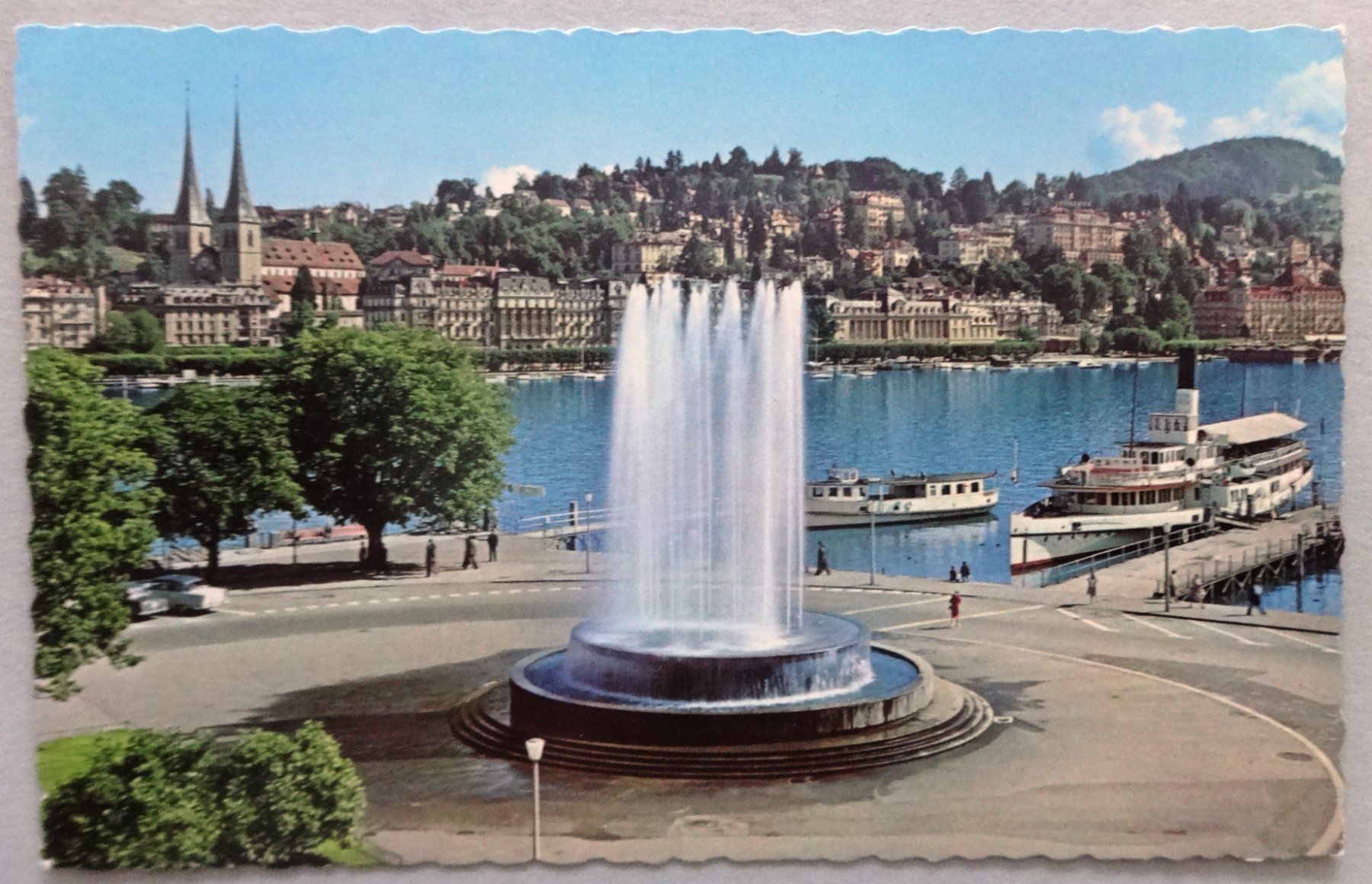 Ansichtskarten: Luzern - Wagenbachbrunnen und Hofkirche – Gebraucht aus Fétigny von
