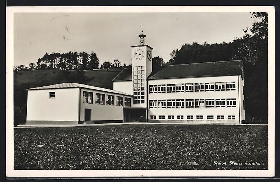 Cartoline postali: AK Rikon, Neues Schulhaus – Usato da Berlin venduto da bartko-reher