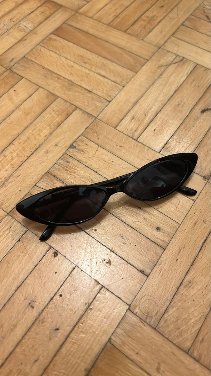 Brillen & Gläser: Sonnenbrille schmal schwarz Cat-Eye  – Gebraucht aus Zürich von giu_t5g8
