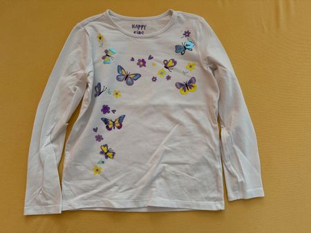 Neuwertig: Hübsches T-Shirt mit Schmetterlingen, Gr. 122/128