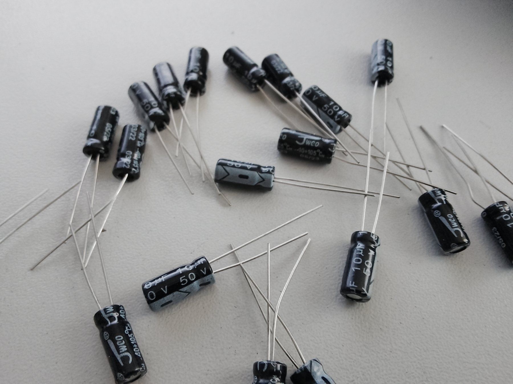 Componenti elettronici: Elektrolyt Kondensator 10uF 50V 5Stk – Nuovo (secondo la descrizione) da Luzern venduto da Salefactory