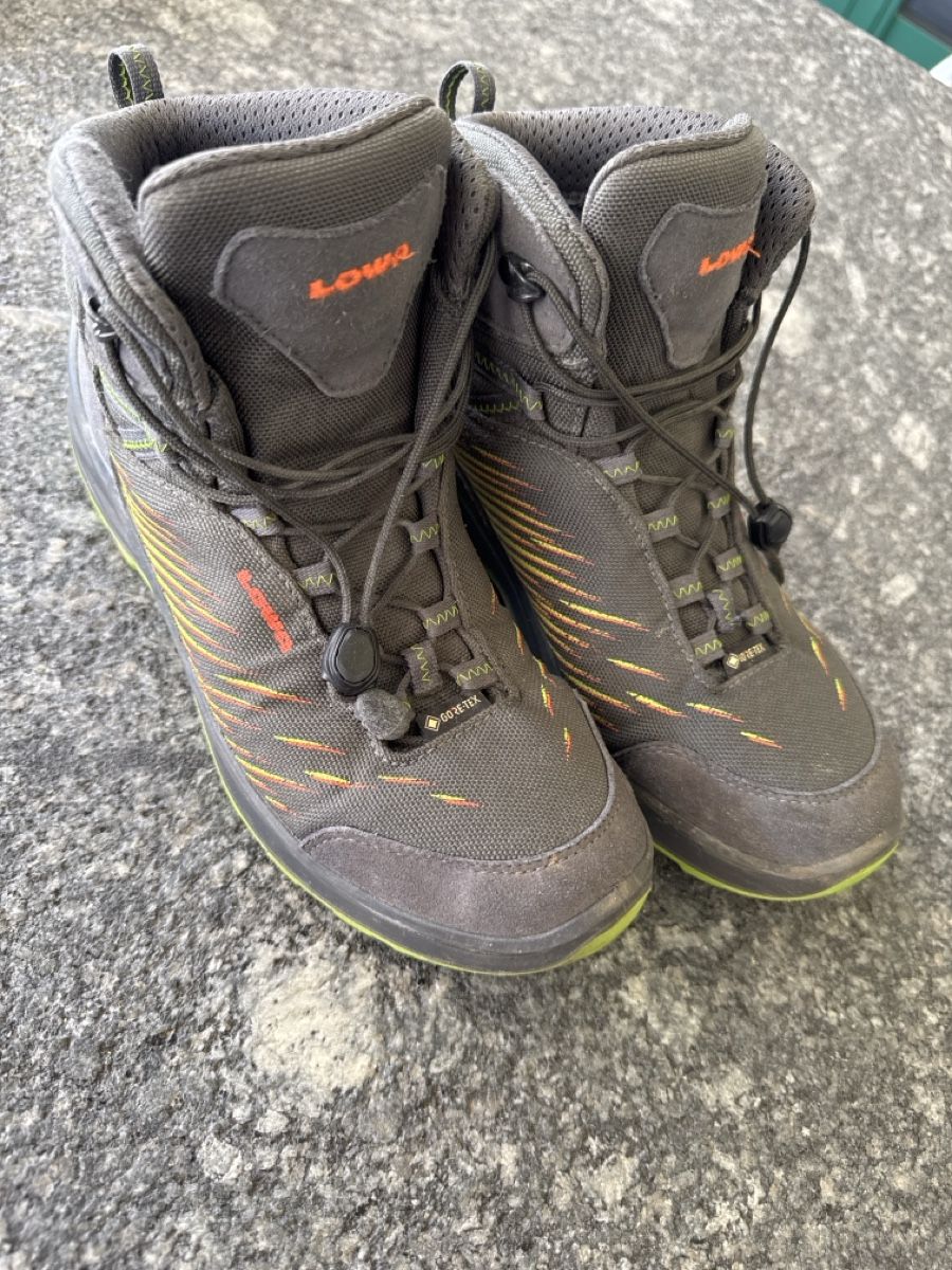 Lowa Scarpe per ragazzi: Lowa Wanderschuhe Gore-Tex Grau Grösse 37 Junior – Usato da Wolhusen venduto da Subi688
