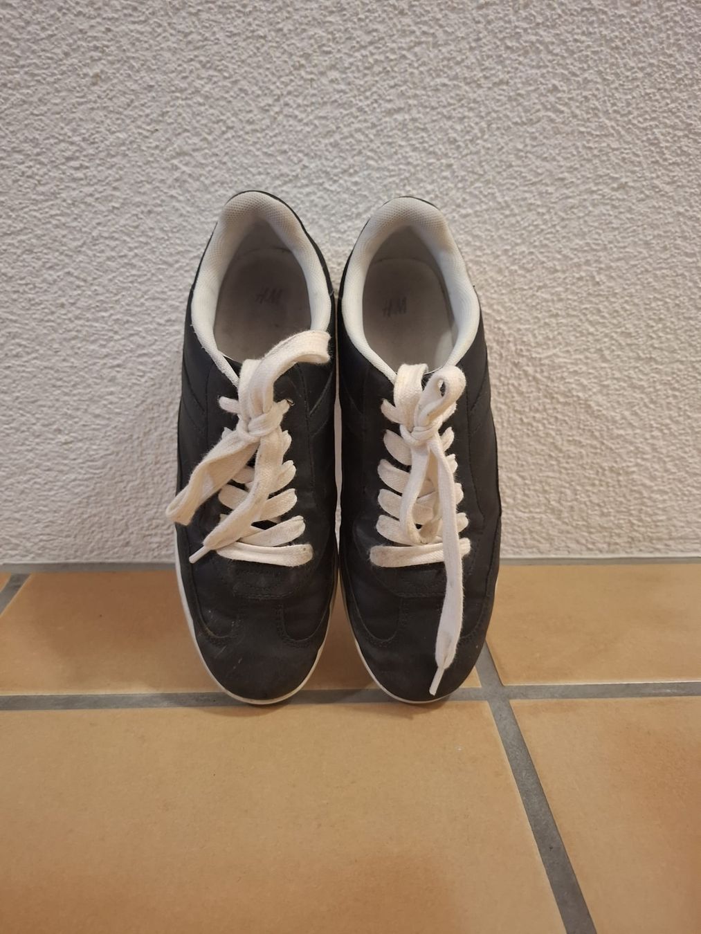 H&M Scarpe da uomo: Sneakers H&M schwarz Grösse 39 gebraucht – Usato da Galgenen venduto da claudia.gisler
