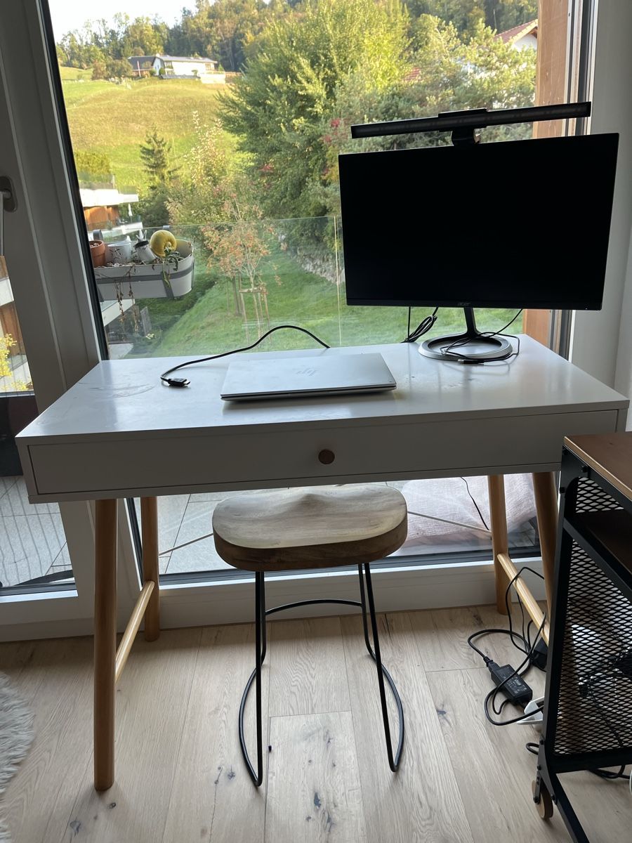 Scrivanie: Ikea Schreibtisch gratis – Usato da Rickenbach SZ venduto da verovallieres