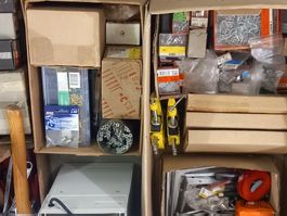 Werkzeuge sowie Schrauben und Nägel