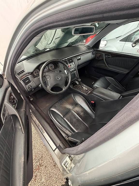 Automobili: Mercedes Benz E 320T Avantgarde  – Usato da Münchwilen AG venduto da Vinnis 1