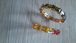 Lot de deux bagues dorées avec pierres multicolores