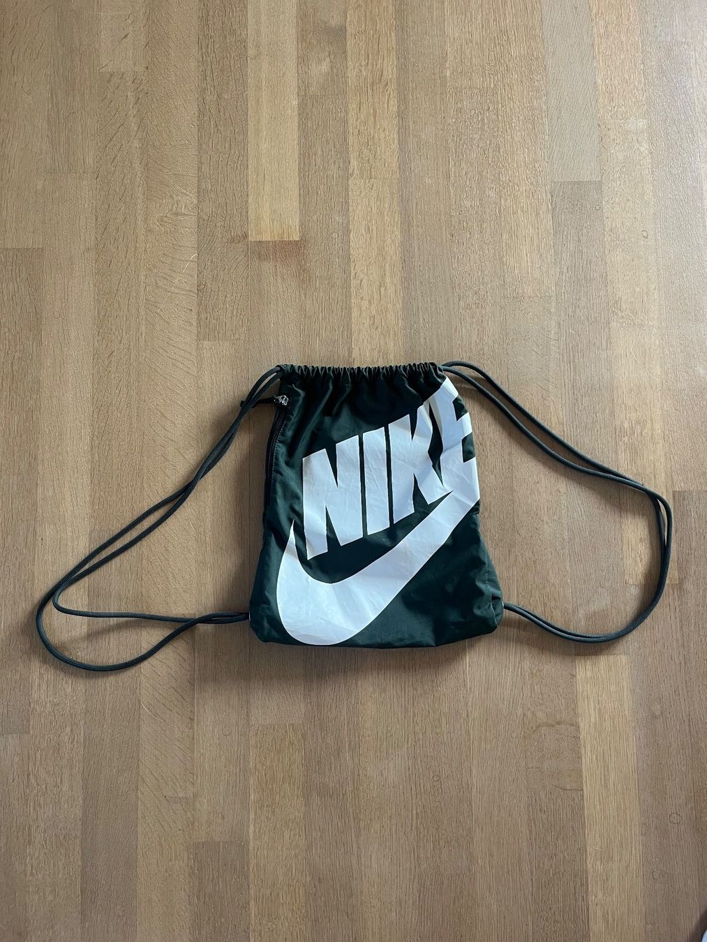 Nike Zaini: Nike Rucksack/Turntasche drawstring backpack dunkel grün – Usato da Laupen BE venduto da lee_ym6v
