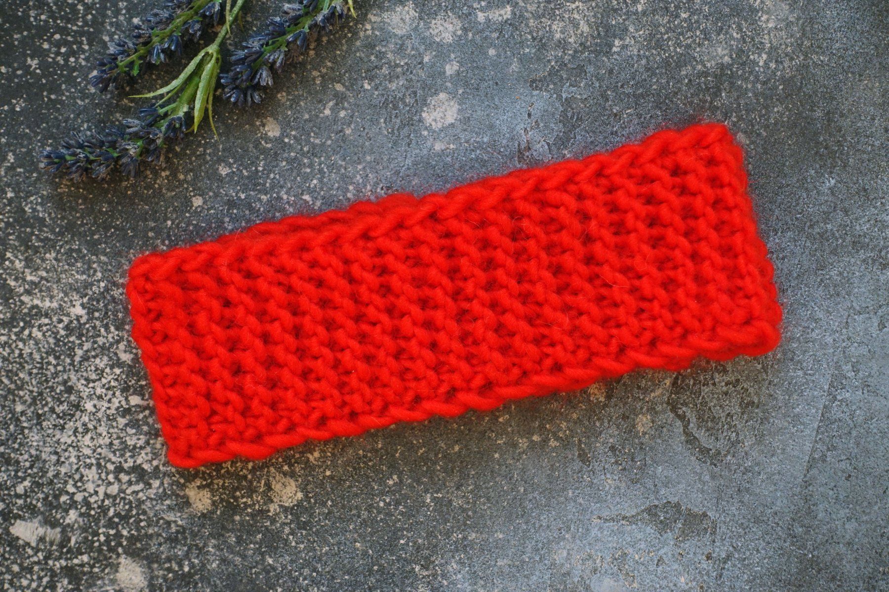 Copricapi, berretti & cappellini: NEU handgestricktes Stirnband in rot – Nuovo e nell'imballaggio originale da Berg am Irchel venduto da Zweiti_Chance 1