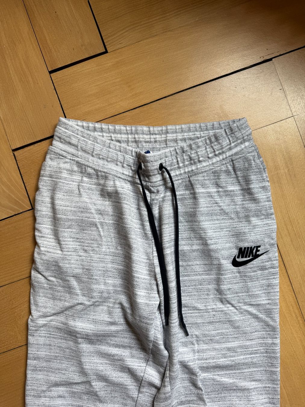 Nike Hosen: NIKE - Trainerhose hellgrau meliert M – Gebraucht aus Zürich von Diazaio 1