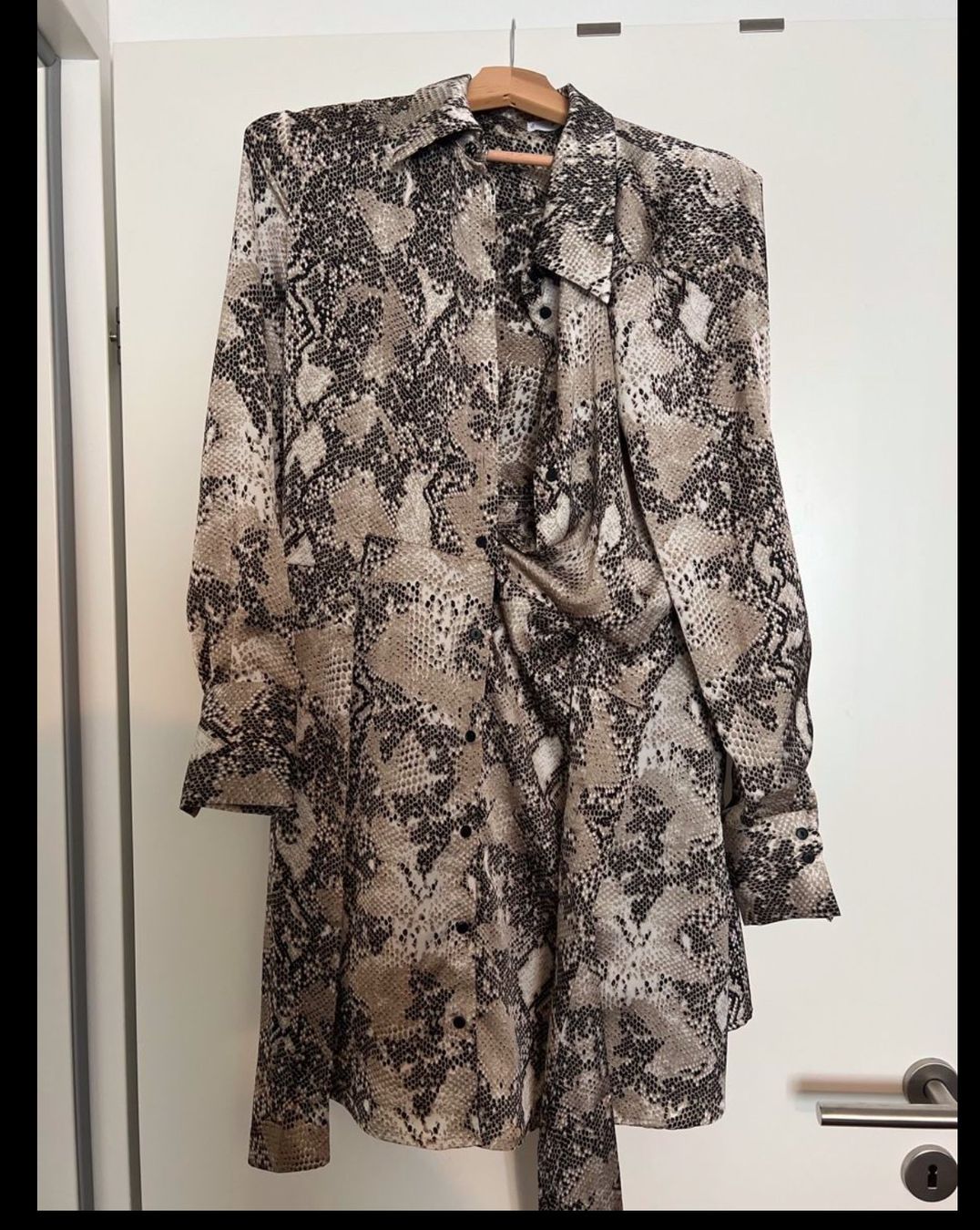 Vestiti: Schlangenmuster Hemdblusenkleid Gr. M – Usato da Winterthur venduto da tan_f66m