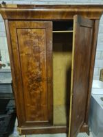 Antiker Kleiderschrank zum restaurieren