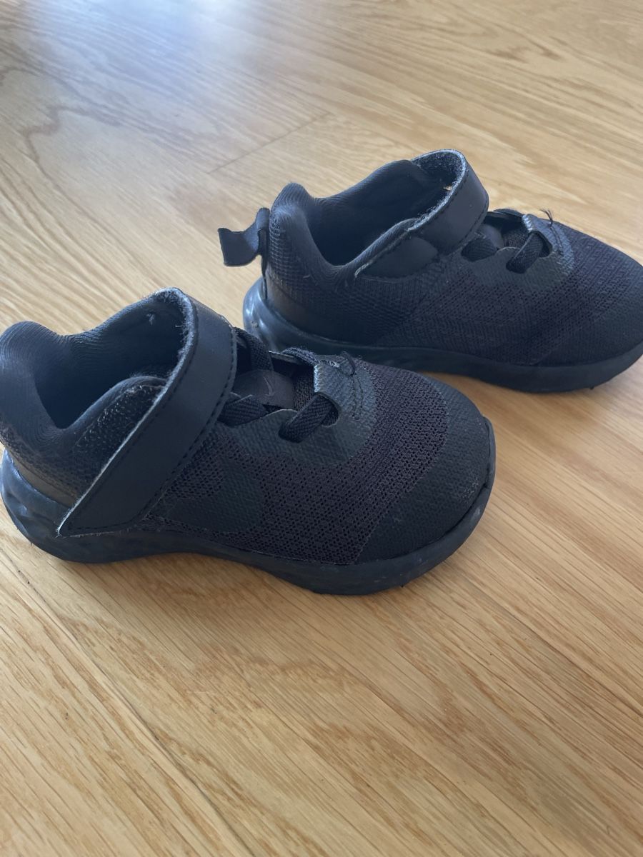 Nike Scarpe per ragazzi: Nike Revolution Black 21 – Usato da Zollikon venduto da JuRock 1