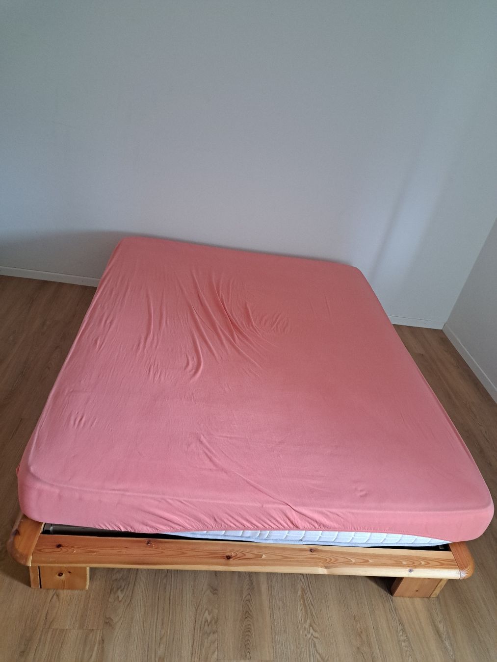 Letti: Lit platforme en bois massif + matelas – Usato da Hauterive NE venduto da meli_ss24