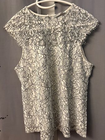 Top dentelle blanc cassé chic