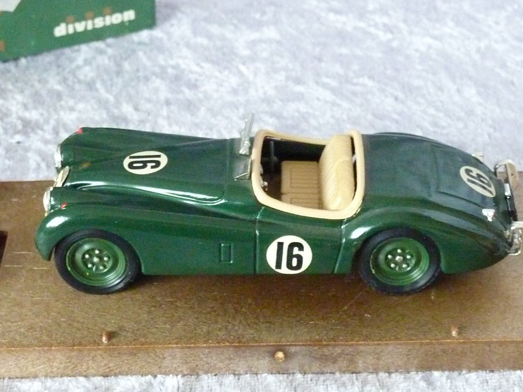 Jaguar Modellini d'auto: Jaguar XK 120 Race  1:43 – Nuovo e nell'imballaggio originale da Dürrenäsch venduto da modellautos4you 1