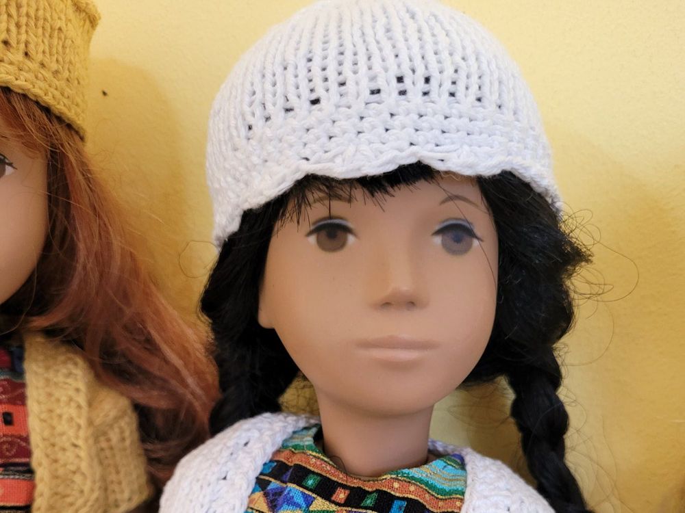 süsses Sasha Mädchen mit schwarzer Langhaarperücke (Gebraucht) in ...