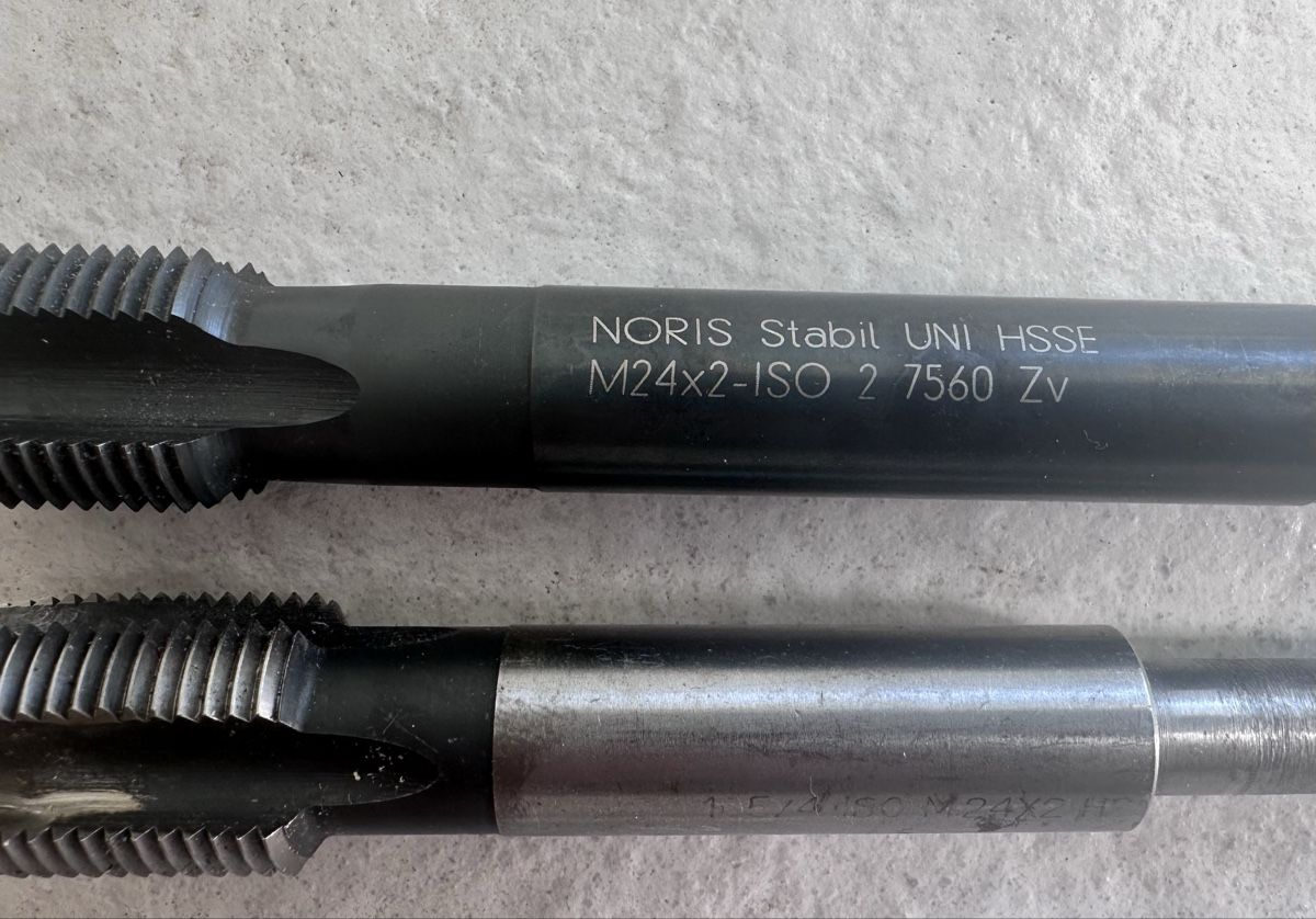 Tutti gli attrezzi: 2 Stück Gewindebohrer M24x2  – Usato da Niederönz venduto da Minusch2 2