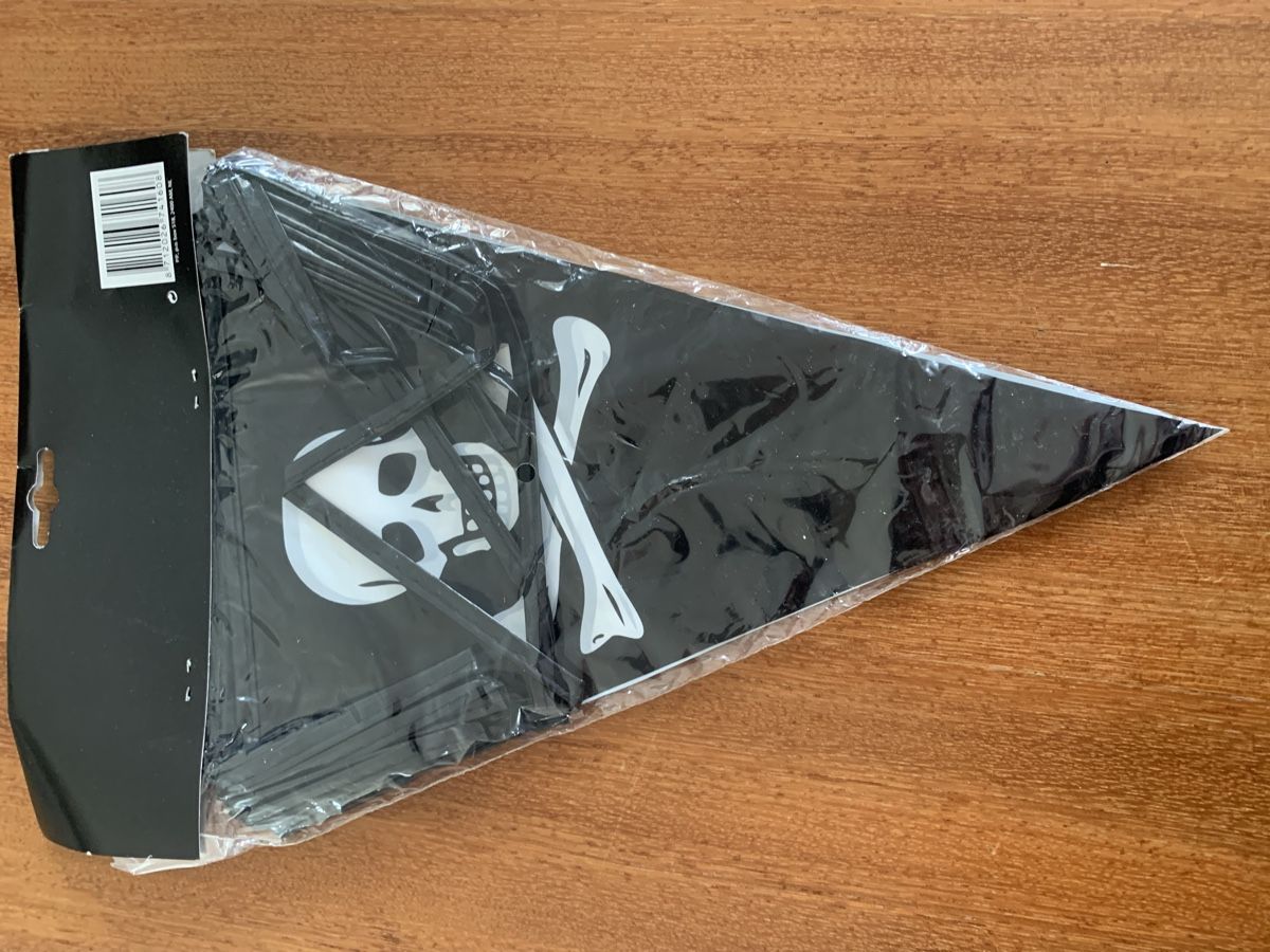 Tutte le decorazioni: Wimpelkette, Totenkopf, 6 Meter – Nuovo e nell'imballaggio originale da Wädenswil venduto da VintageSalesCH 1