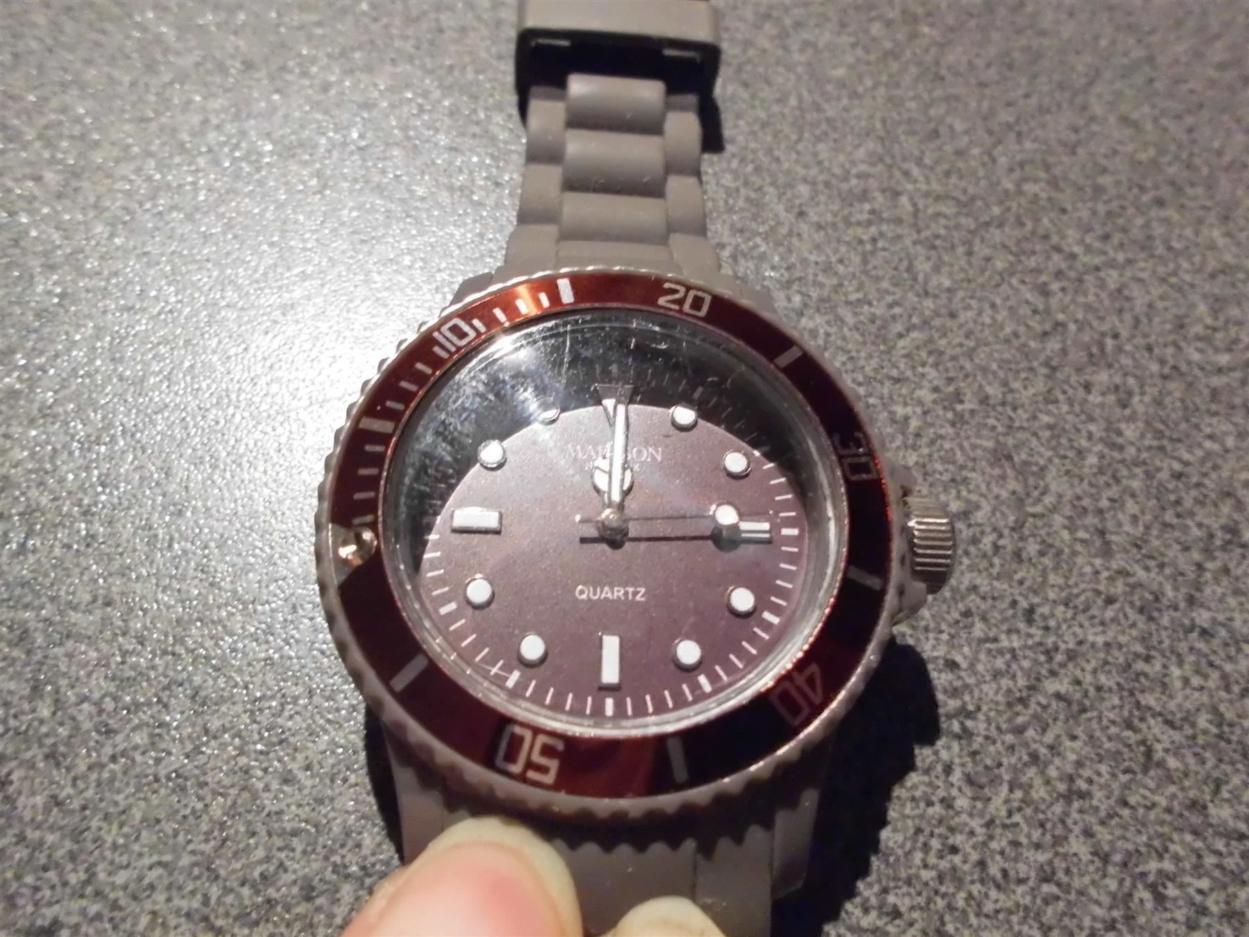 Montres: Uhr graues Armband, rot Ton – D'occasion à Zürich par abraxas1291 1