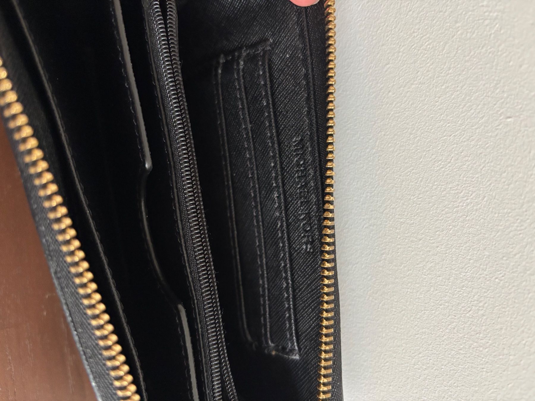 Michael Kors Portamonete: Michael Kors Black Wallet with golden Zip – Usato da Zürich venduto da cha_jz8q 1