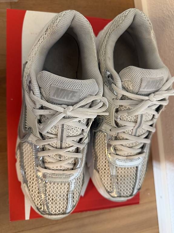 Scarpe da donna: NIKE ZOOM VOMERO 5 CHROM – Usato da Neftenbach venduto da Fashion_7 1