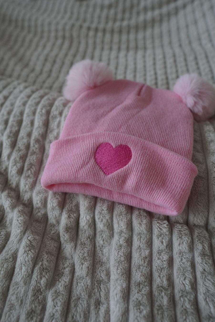 Chapeaux, bonnets & casquettes: Bonnet rose avec pompons – Neuf – Neuf (Voir description) à Onex par Magou_31