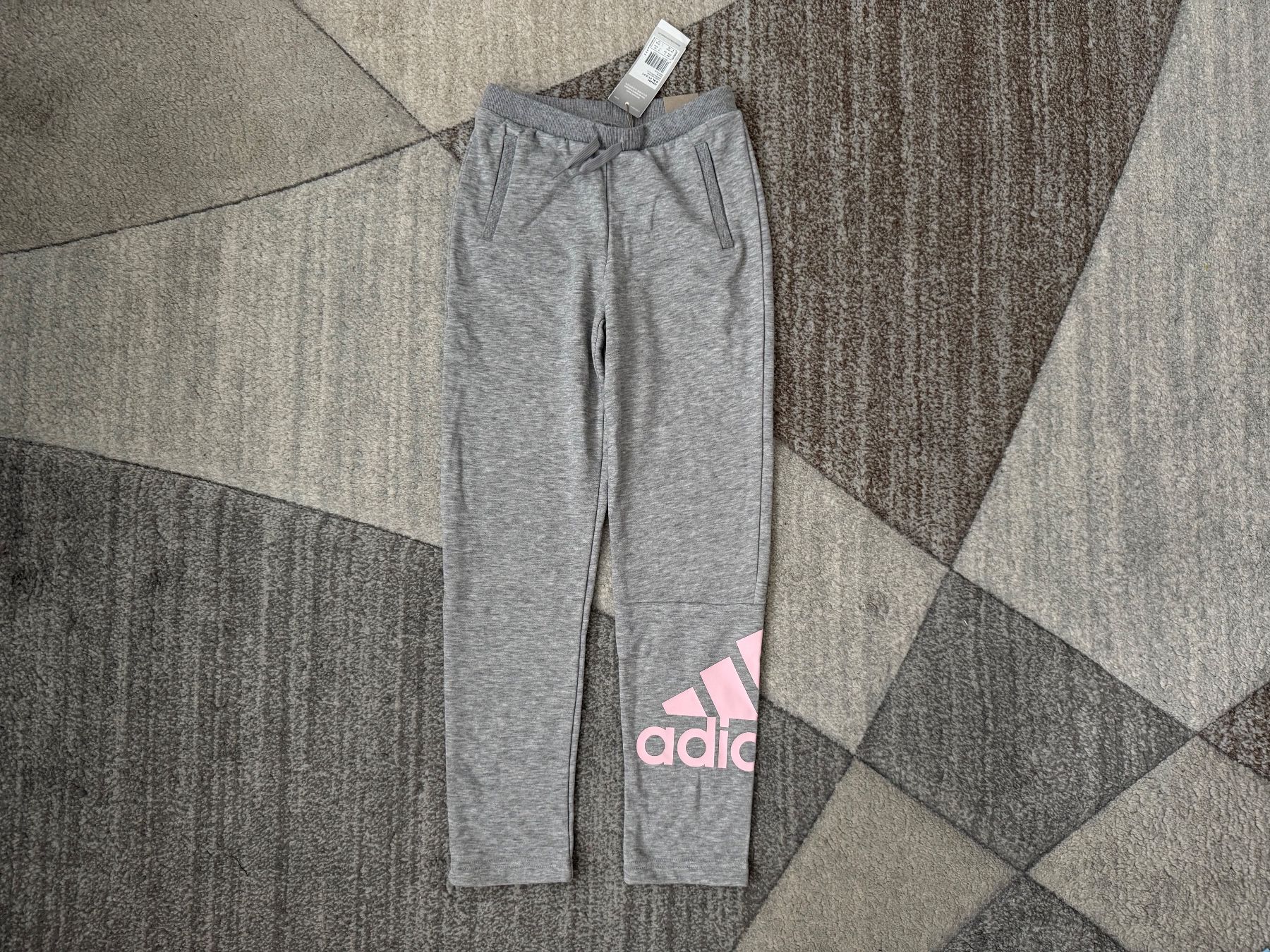 Adidas Hosen: Sporthose Adidas Mädchen Gr.140 Neu – Neu und originalverpackt aus Zürich von makmakmak