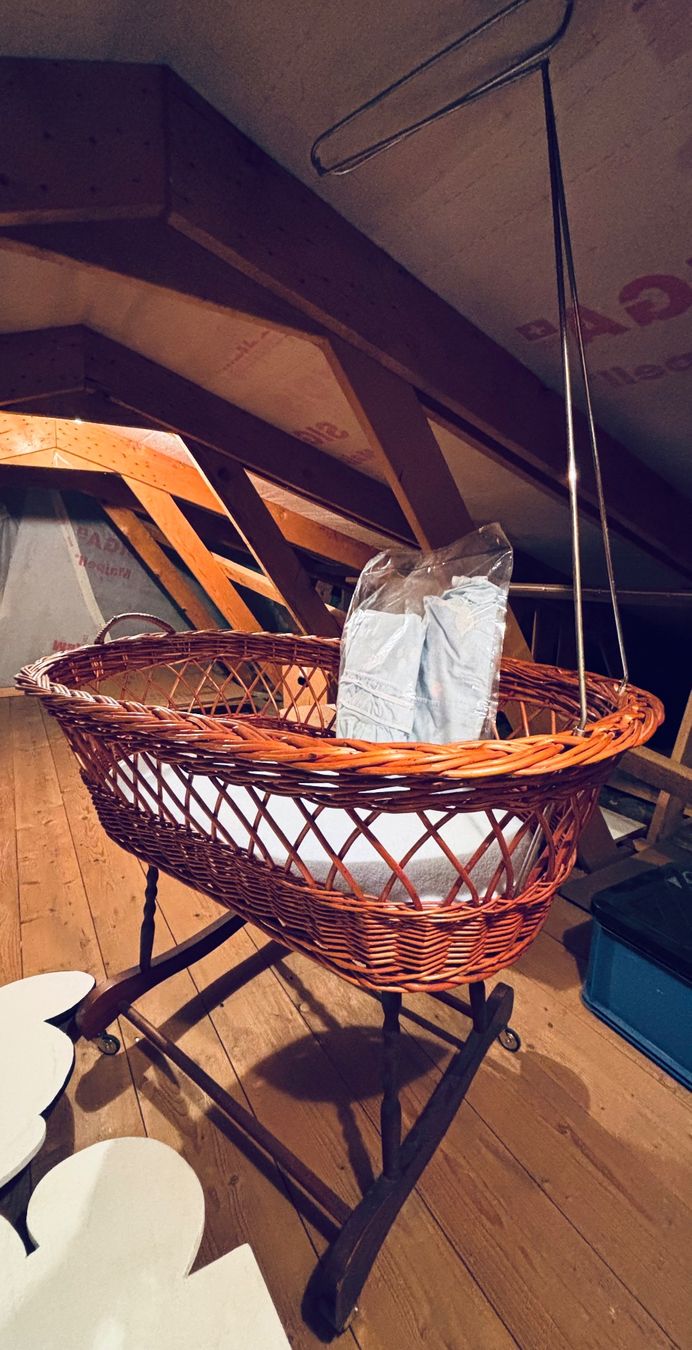 Berceaux: Antiker Stubenwagen mit Räder – D'occasion à Ettingen par MarCross90
