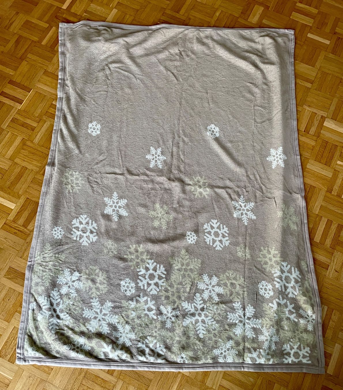 Coperte: Kuscheldecke grau mit Schneeflocken – Usato da Gümligen venduto da soleil149