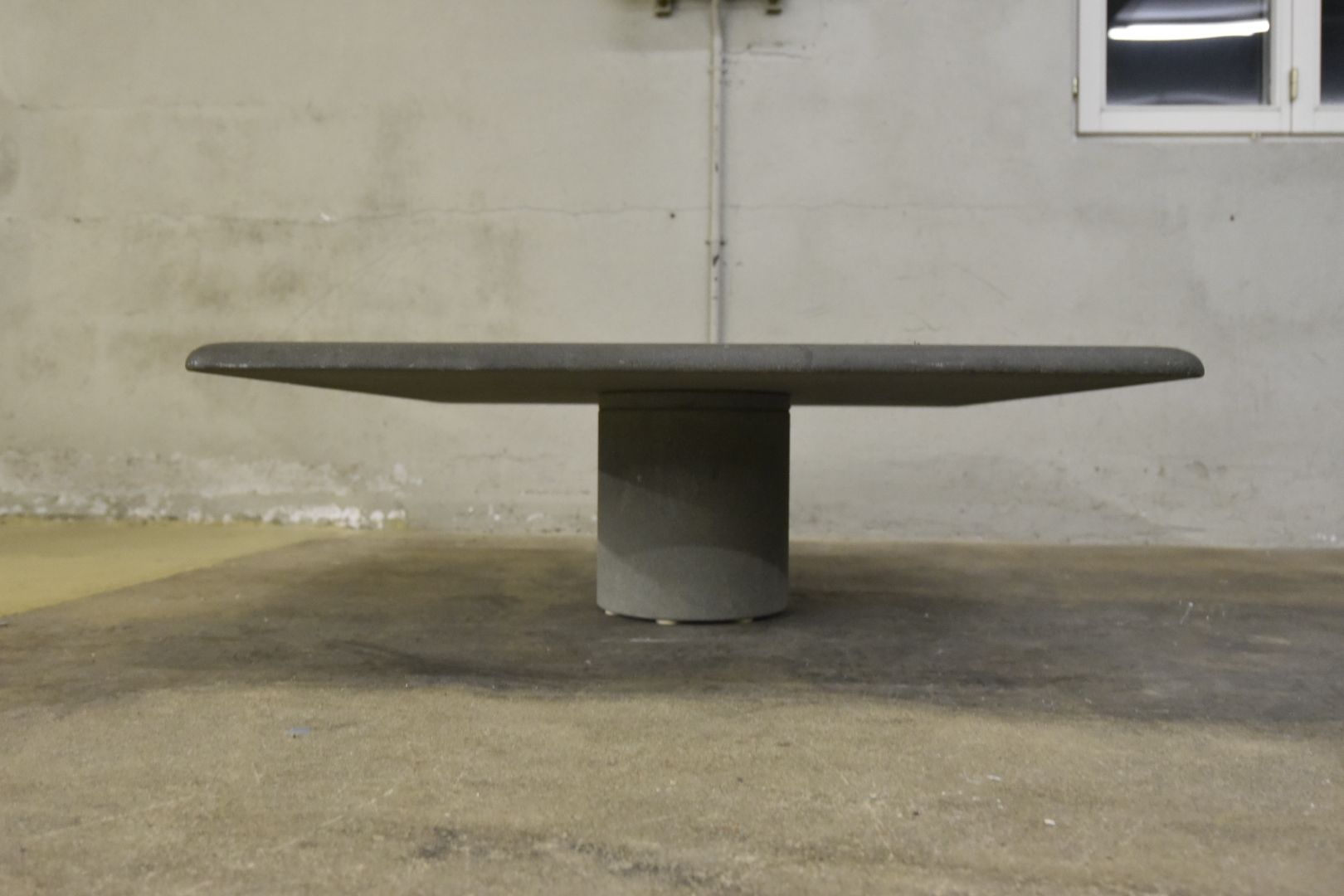 Tavoli: Designer Couchtisch aus Sandstein Angelo Mangiarotti – Usato da Lichtensteig venduto da UsedINStore