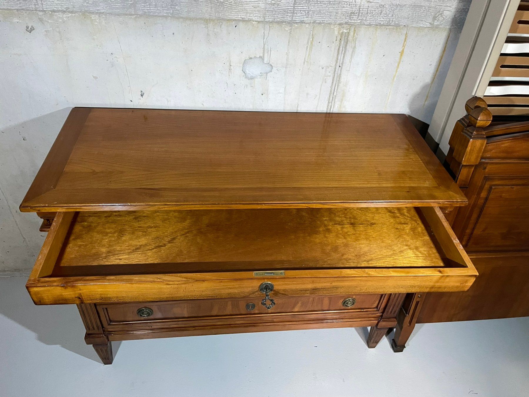 Letti: Chambre à coucher avec lits, commode et tables de chevet – Usato da Bussigny venduto da ch41 3