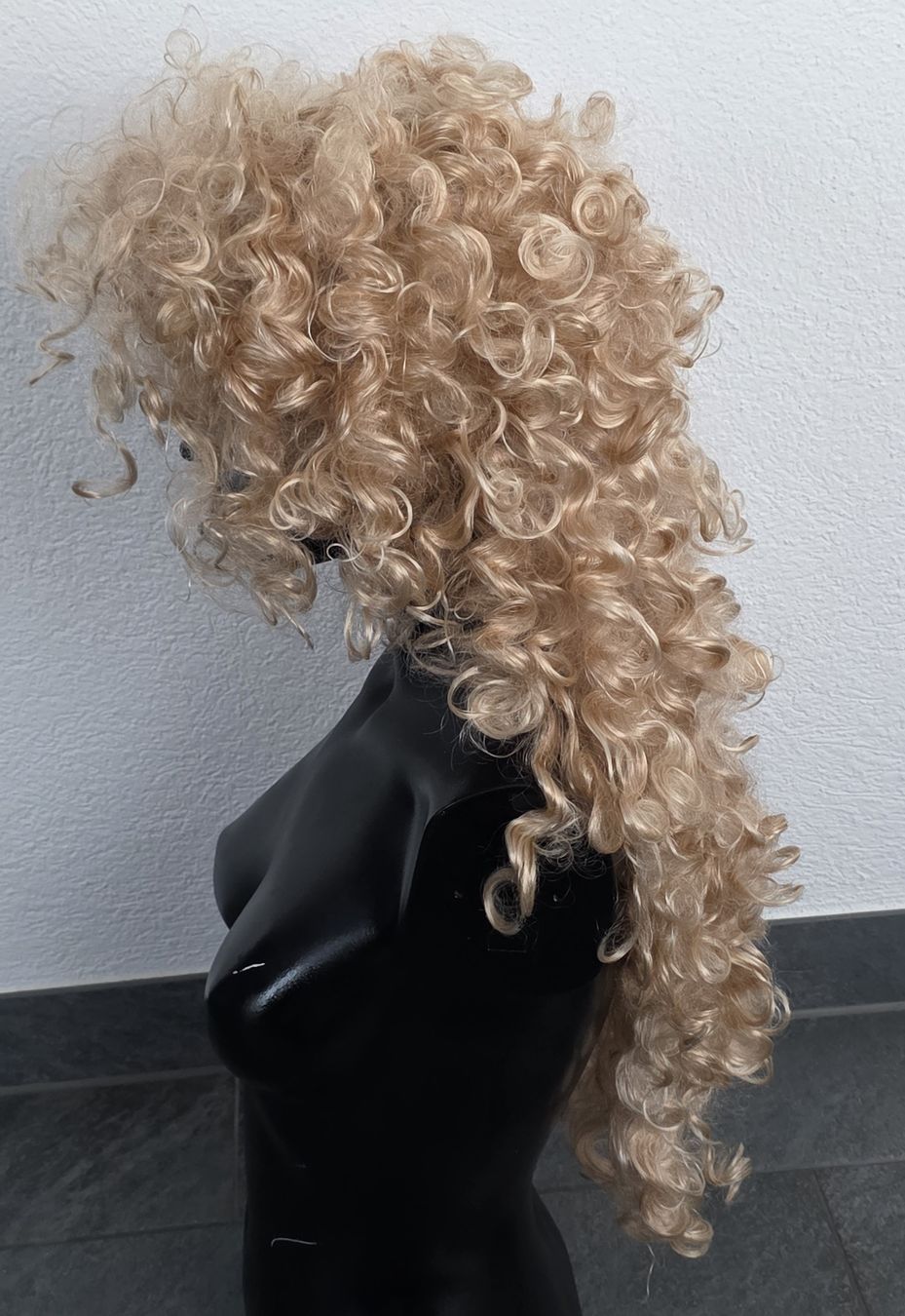 Parrucche: Fasnacht, Blonde Lockenperücke, Karneval – Usato da Rheinsulz venduto da Gilea