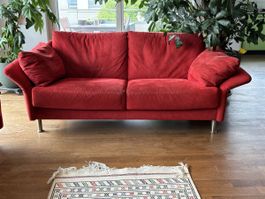 Rote Ledersofa superbequem