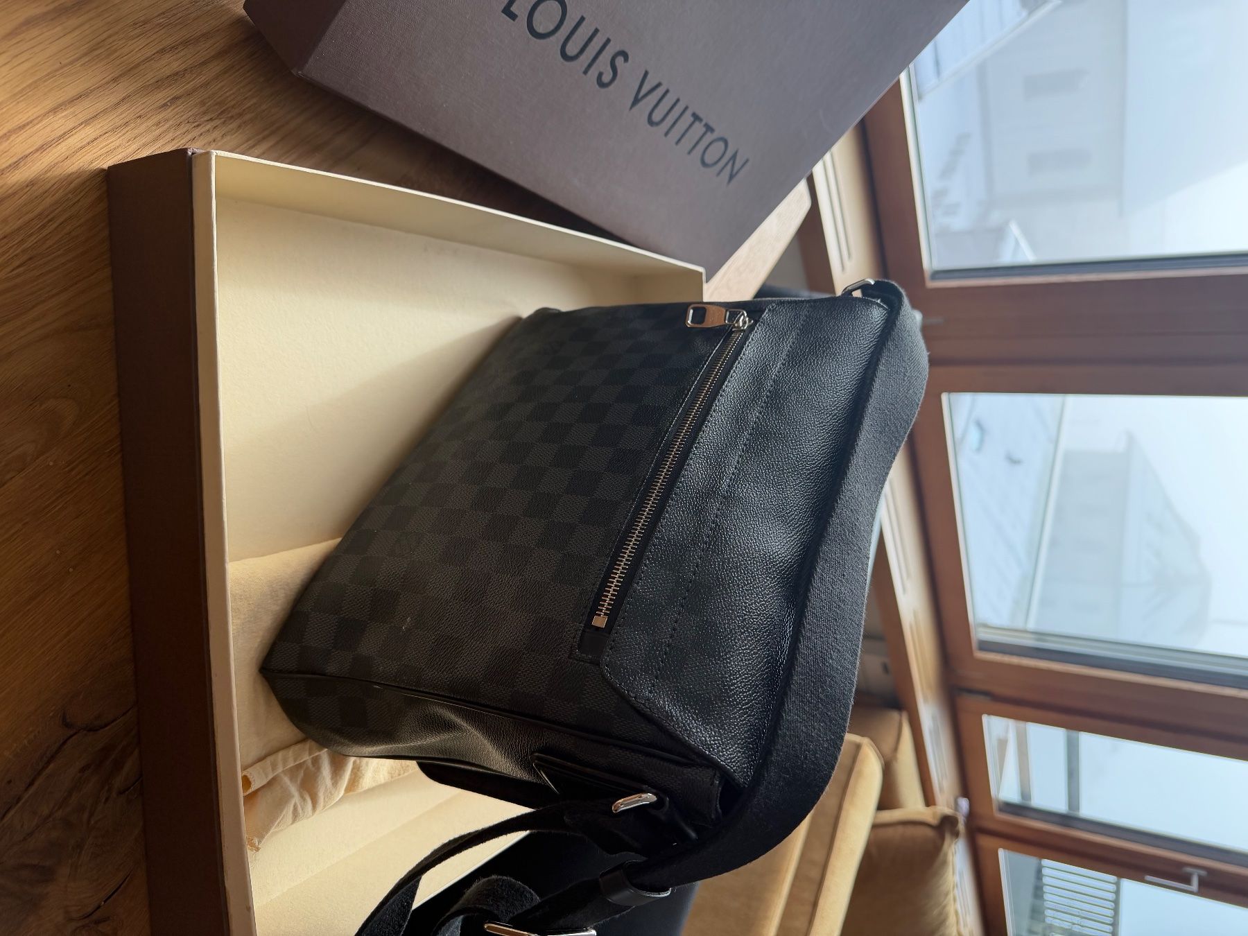 Louis Vuitton Sacs: Louis Vuitton Men’s District PM Graphite - Excellent Shape! – D'occasion à Willerzell par obladi82 3